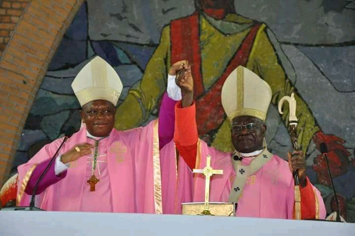 Présentation de Mgr Fridolin Ambongo devant l'église