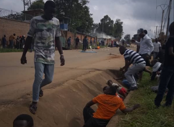 À Beni, les jeunes qui manifestaient contre l'insécurité dispersés par les forces de l'ordre qui ont tué deux d'entre-eux.