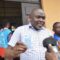 Kwilu : « Porté  en triomphe » à son arrivée, Mathias Bonambini sensibilise la population d’Idiofa pour un enrôlement massif